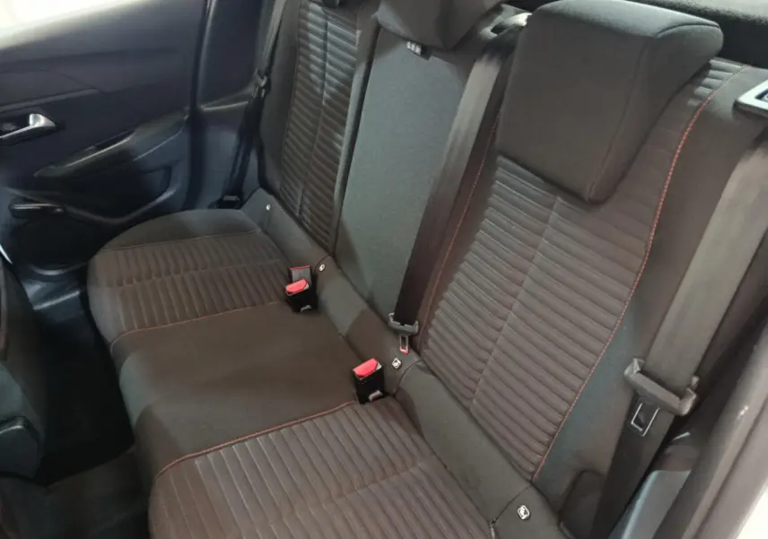 Vue intérieure côté gauche montrant la banquette arrière noire avec surpiqûres rouges du Peugeot 208 blanc 2020 PureTech Active Business