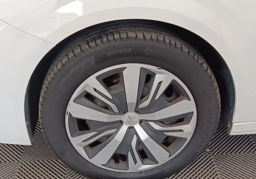 Gros plan sur la roue avant droite blanche d'une Peugeot 208 PureTech 100 S&S Active Business 2020.