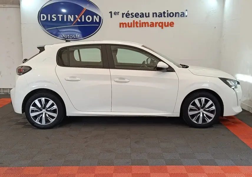 Profil côté gauche d'une Peugeot 208 blanche PureTech 100 S&S Active Business, avec jantes alliage et feux arrière foncés.