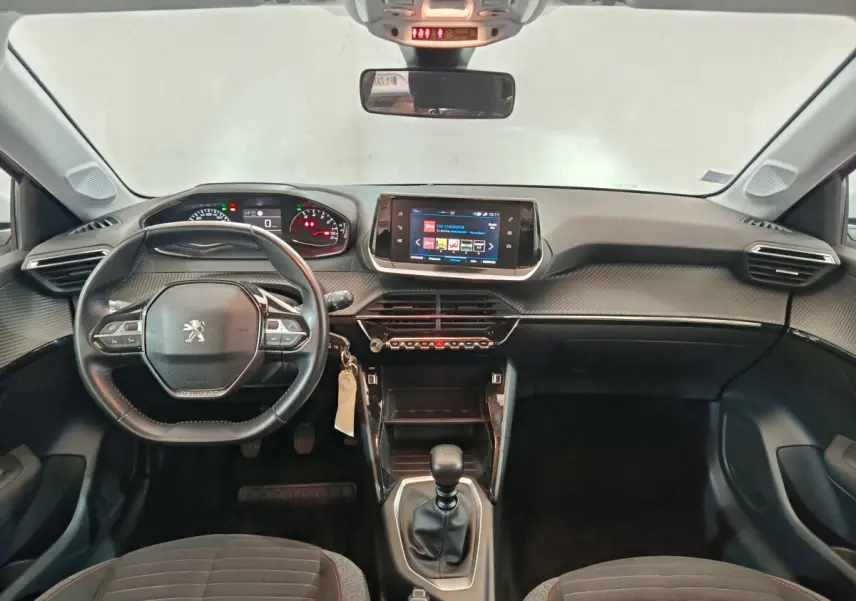 Vue intérieure avant du tableau de bord et volant cuir noir de la Peugeot 208 PureTech 100 S&S Active Business 2020.