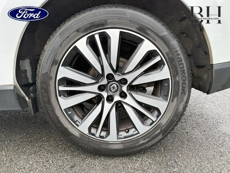 Gros plan sur la jante alu bicolore et pneu Hankook du côté avant droit d’un Renault Espace blanc Glacier.