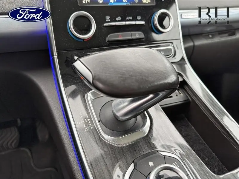 Le levier de vitesses automatique noir vu de près dans la console centrale d'un Renault Espace blanc Glacier 2015.