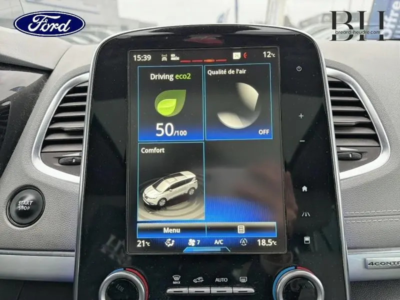 Tableau de bord avec écran tactile central allumé dans un véhicule Ford, vue rapprochée de la console avant.