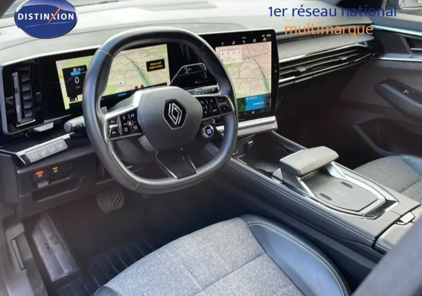 Vue intérieure avant droite du Renault Espace VI E-Tech gris schiste, avec tableau de bord numérique et volant multifonction.