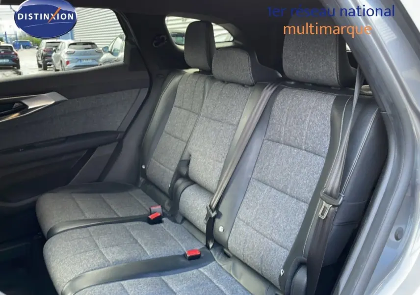 Vue intérieure sur la banquette arrière en tissu gris avec surpiqûres et ceintures noires du Renault Espace VI gris schiste.