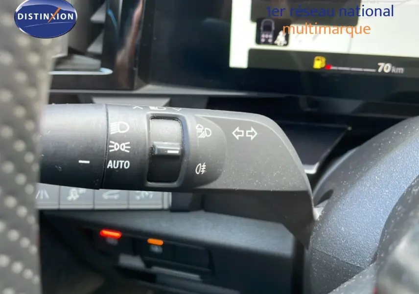 Gros plan sur la commande des feux et clignotants à gauche du volant dans l’habitacle du Renault Espace gris schiste 2024.