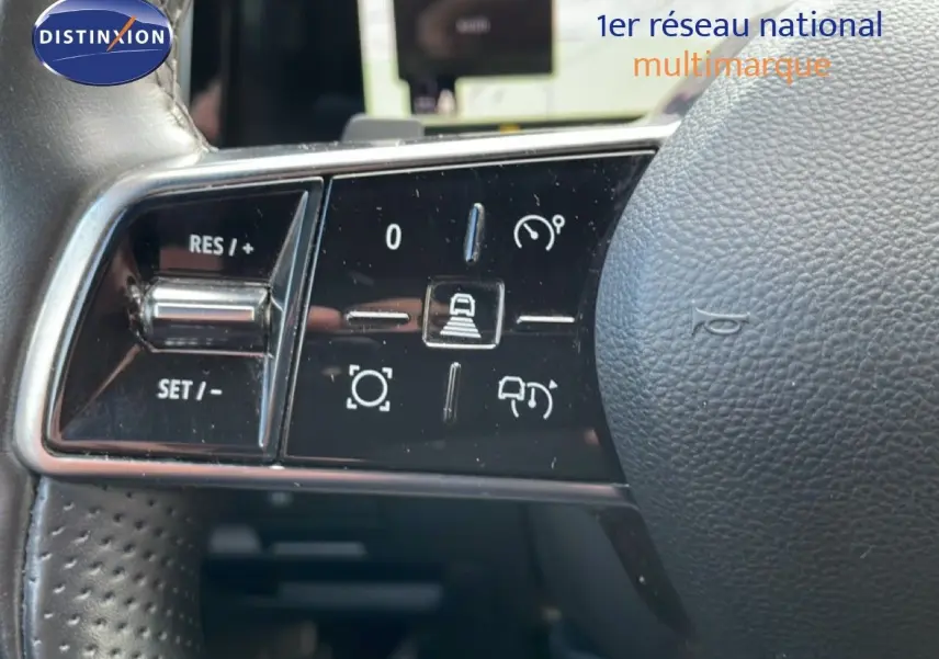 Gros plan sur les commandes de régulateur de vitesse au volant du Renault Espace gris schiste 2024.