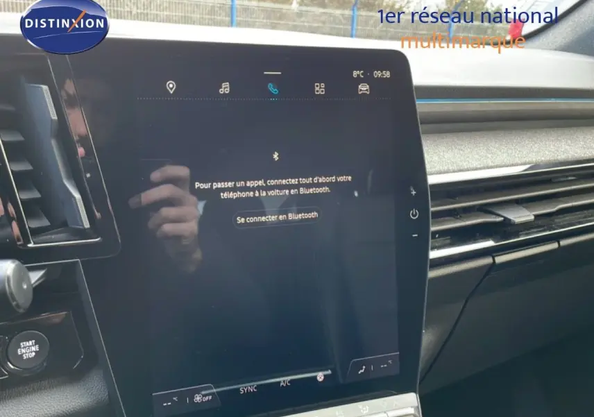 Vue rapprochée de l’écran tactile central du Renault Espace gris schiste 2024, affichant la connexion Bluetooth.