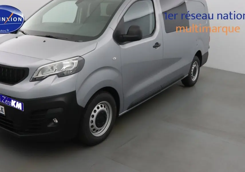 Vue 3/4 avant droit d'un Peugeot Expert Long gris Artense métal avec calandre noire et jantes acier simples.