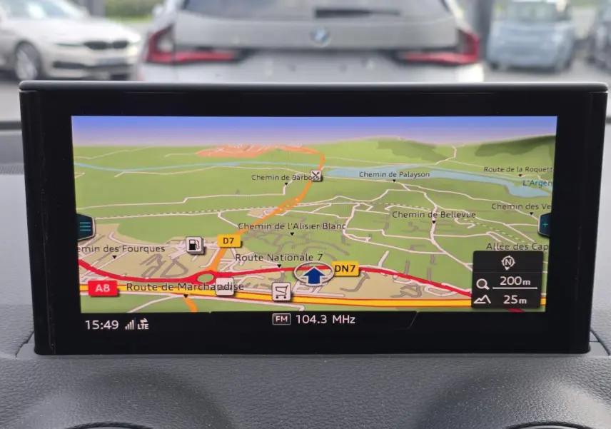 Écran central du système MMI Navigation Plus de l'Audi Q2 2023 affichant une carte routière colorée.