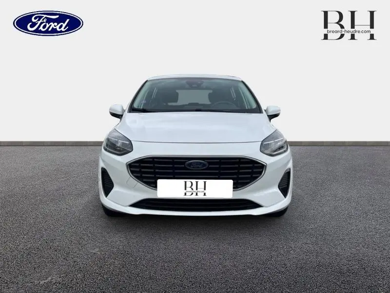 Vue avant d'une Ford Fiesta 2022 blanc glacier avec calandre noire et phares LED distinctifs.