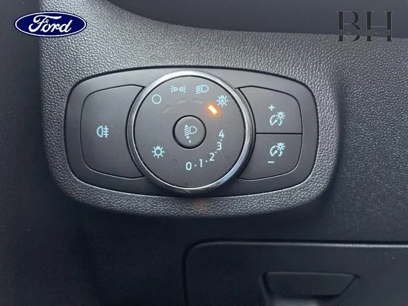 Gros plan sur la molette de réglage des phares du tableau de bord de la Ford Fiesta Titanium Business 2022.