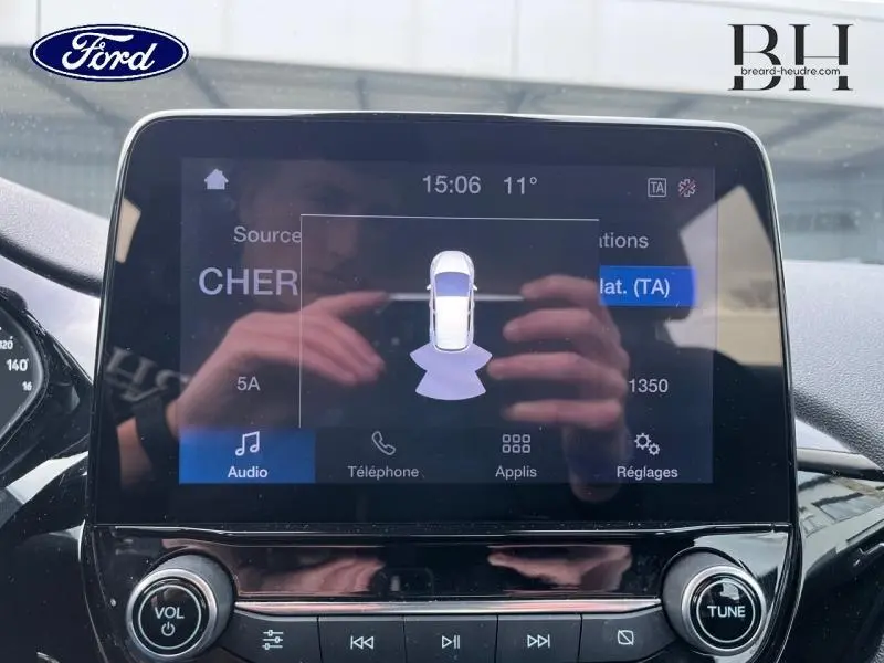 Écran tactile central de la Ford Fiesta Titanium Business 2022 montrant l'interface de stationnement assisté.