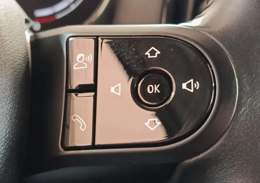 Boutons de commande multifonctions sur le volant noir du MINI Countryman Cooper SE 2023, avec touches vocales et appel.