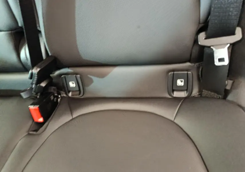 Gros plan sur la banquette arrière grise du MINI Countryman Cooper SE avec ceintures de sécurité et fixations Isofix visibles.