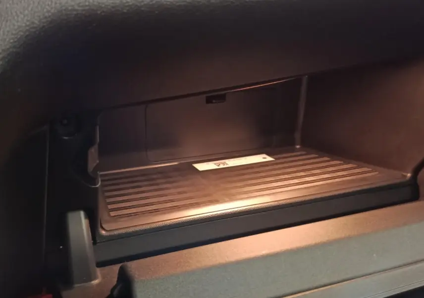 Vue rapprochée du rangement réfrigéré noir dans la boîte à gants du MINI Countryman Cooper SE 2023.