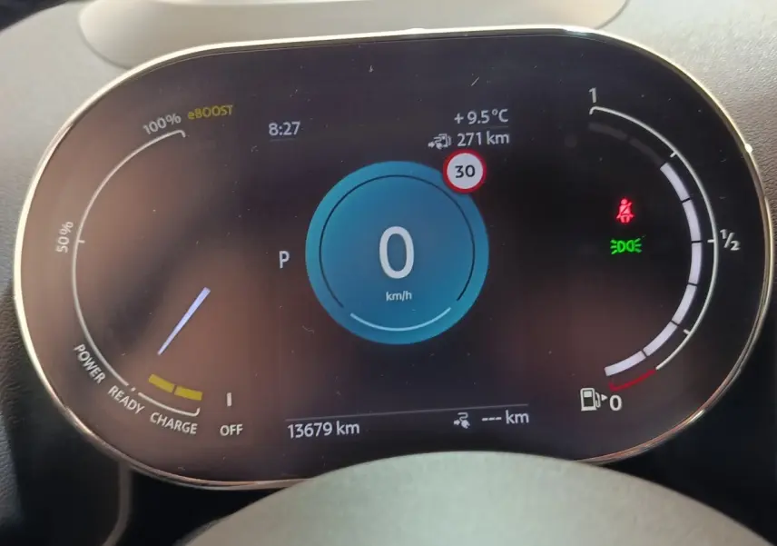 Affichage numérique du combiné d'instruments du MINI Countryman Cooper SE, montrant la vitesse à 0 km/h et l'autonomie.