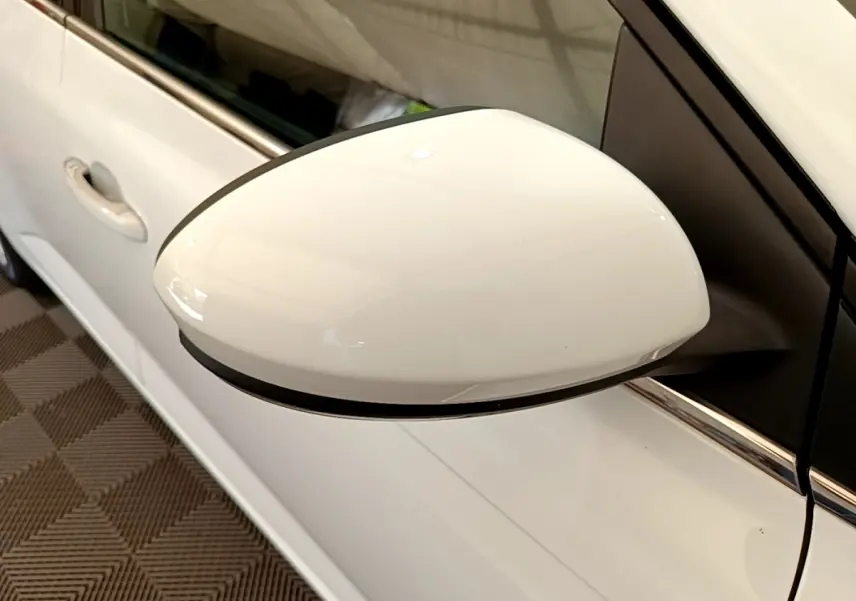 Rétroviseur droit blanc de Renault Mégane Business E-Tech hybride rechargeable vue rapprochée côté conducteur.