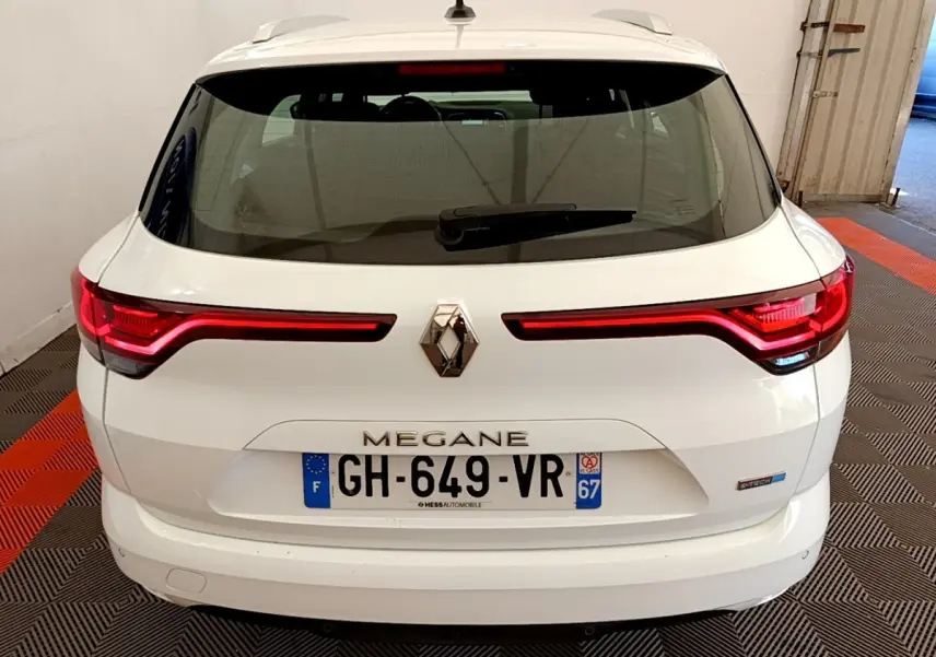 Vue arrière d'une Renault Megane Business E-Tech hybride rechargeable blanche, avec feux LED et logo centré.
