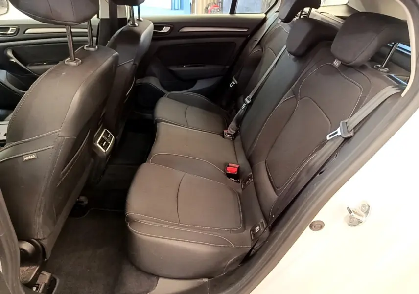 Vue intérieure côté droit sur la banquette arrière noire d'une Renault Mégane Business E-Tech hybride rechargeable blanche.