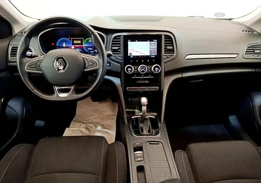 Vue intérieure avant de la Renault Mégane Business E-Tech hybride, tableau de bord avec écran tactile central et volant multifonctions.