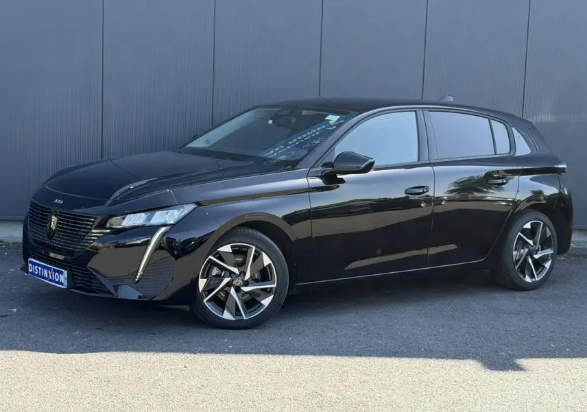Peugeot 308 Hybrid 2025 noir Perla vue 3/4 avant, avec jantes alliage 17'' et feux LED distinctifs.