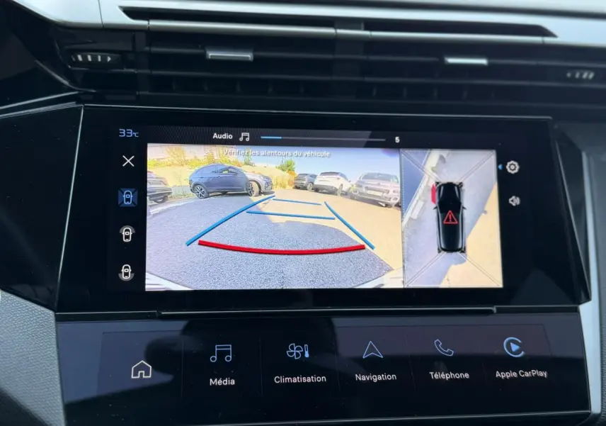 Vue de l'écran tactile intérieur montrant la caméra de recul et l'affichage 360° du Peugeot 308 noir Perla.