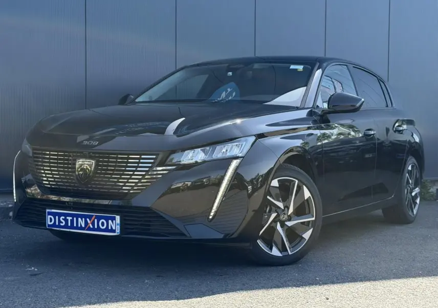 Peugeot 308 Hybrid noir Perla vue 3/4 avant droit, avec calandre distinctive et jantes alliage 17 pouces.