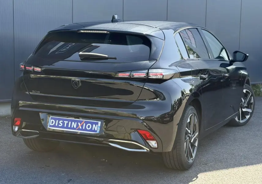Vue 3/4 arrière droite de la Peugeot 308 Hybrid 145 noire Perla avec feux arrière LED et jantes alliage 17 pouces.