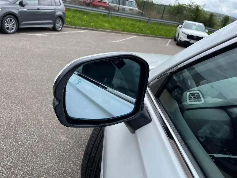 Rétroviseur côté gauche du Honda CR-V blanc platine nacré 2024, avec angle mort visible et carrosserie brillante.