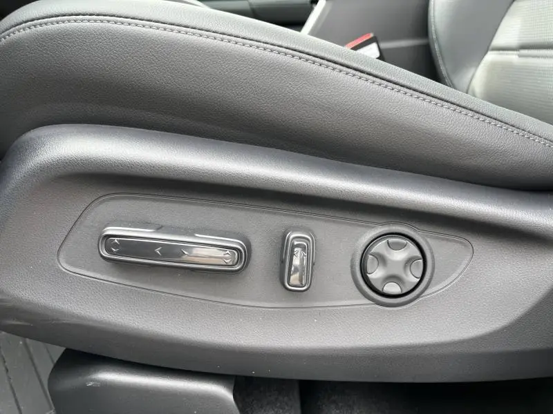 Commandes électriques de réglage du siège en cuir noir dans un Honda CR-V 2024 blanc Platine nacrée.