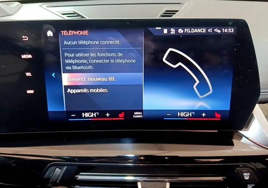 Écran tactile central affichant le menu téléphone dans l'habitacle d'une BMW X1 noir, version 2023 M Sport.