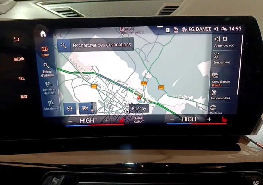 Écran tactile central du tableau de bord du BMW X1 noir 2023 affichant la navigation et les commandes climatisation.
