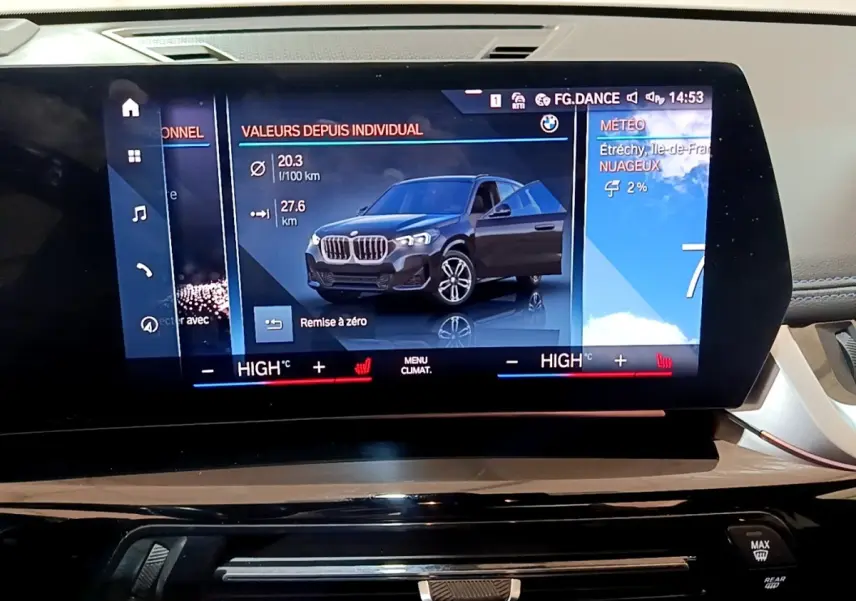 Écran tactile du tableau de bord montrant une BMW X1 noire en 3/4 avant avec porte avant ouverte.