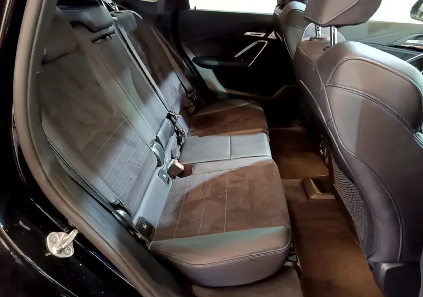 Vue intérieure côté gauche sur la banquette arrière en tissu noir du BMW X1 xDrive23i M Sport 2023.