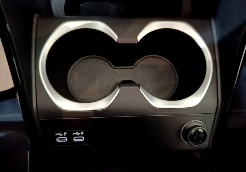 Gros plan sur les porte-gobelets arrière noirs du BMW X1 xDrive23i M Sport 2023 avec ports USB-C et prise 12V.