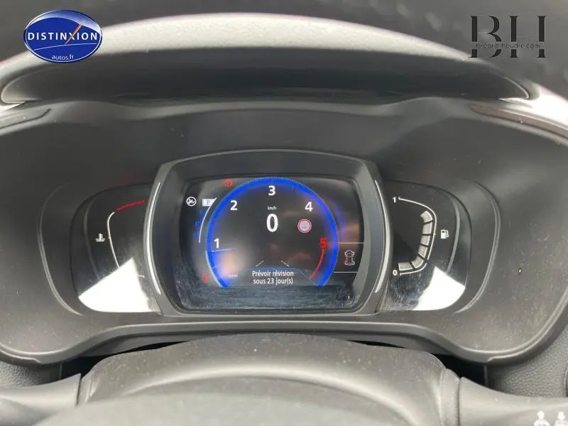 Vue rapprochée du tableau de bord numérique du Renault Kadjar 2018 avec affichage du compte-tours et jauges.