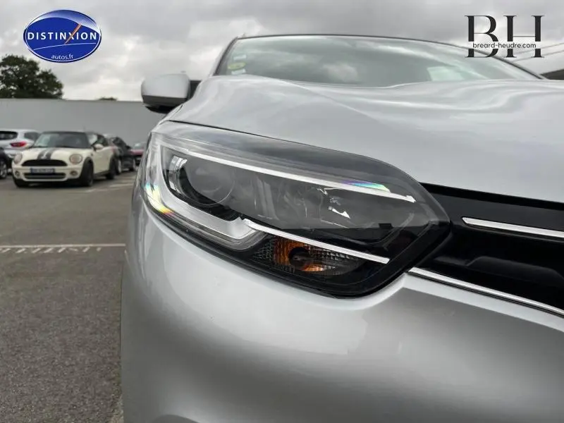 Gros plan sur le phare avant gauche du Renault Kadjar gris platine, soulignant le design moderne et les détails du bloc optique.