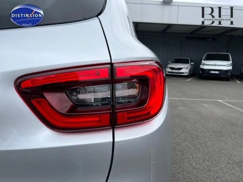 Gros plan sur le feu arrière droit d’un Renault Kadjar gris platine, avec partie de la carrosserie visible.
