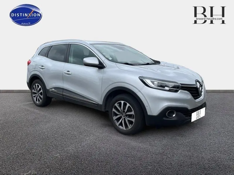 Renault Kadjar gris platine en vue 3/4 avant droit, avec jantes alliage et vitres teintées.