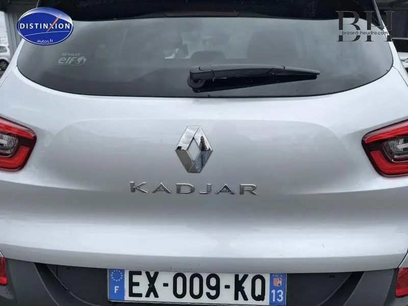 Vue arrière d'un Renault Kadjar gris platine avec logo et plaque d'immatriculation française visible.