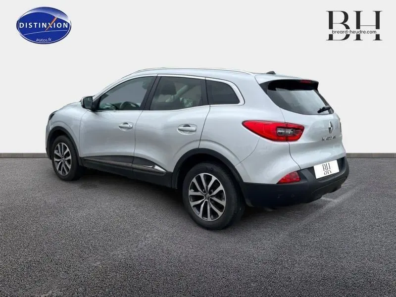 Renault Kadjar gris platine en 3/4 arrière droit, avec jantes alliage et vitres arrière teintées.