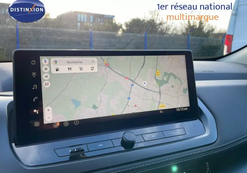 Écran tactile central du Nissan Qashqai 2025 affichant une carte GPS, avec commandes intégrées et tableau de bord gris.