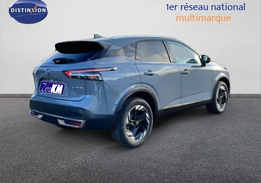 Vue 3/4 arrière droite du Nissan Qashqai 1.5 E-POWER gris argile métal avec jantes noires bicolores.
