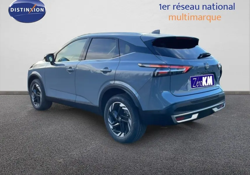 Vue 3/4 arrière droite du Nissan Qashqai 2025 gris argile métal avec jantes noires et feux LED distinctifs.