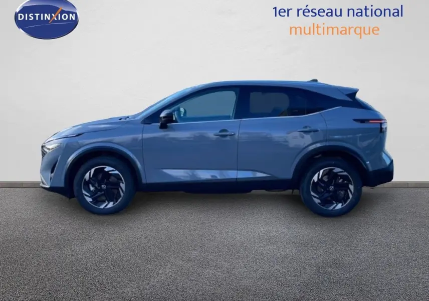Profil latéral droit du Nissan Qashqai 1.5 E-POWER 205CH N-CONNECTA gris argile métal avec jantes noires bicolores.