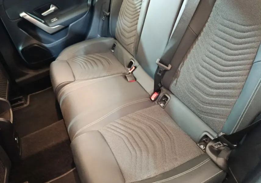 Vue intérieure du siège arrière droit en tissu et cuir gris de la Mercedes Classe A 250 e Business Line 2023.