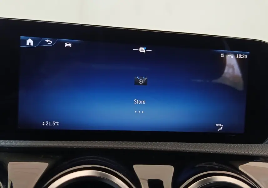 Écran tactile central bleu affichant le menu Store dans l’habitacle d’une Mercedes Classe A gris clair 2023.