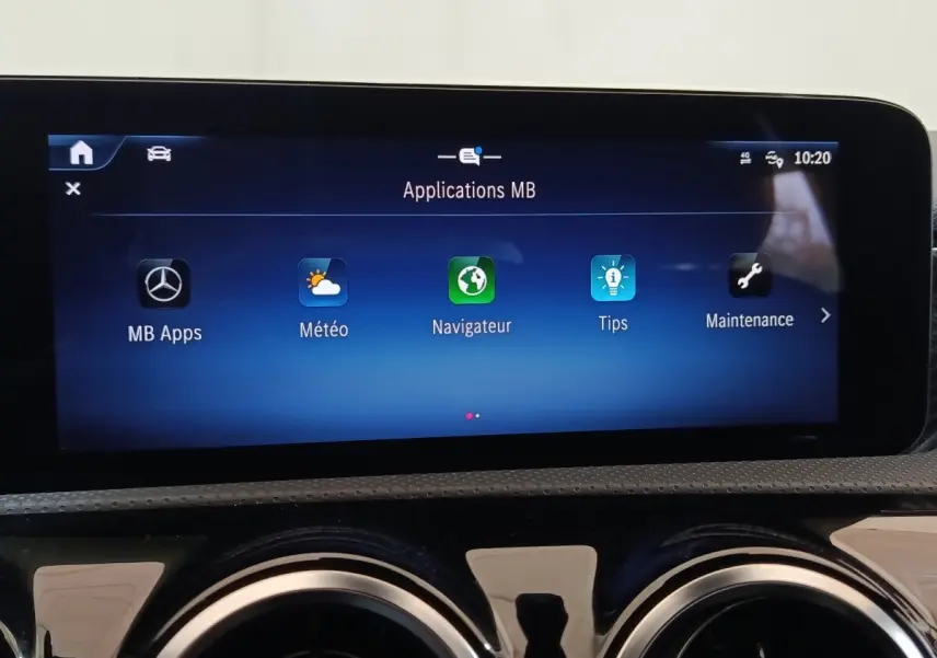 Écran tactile central de 10,25 pouces affichant les applications MB dans l’habitacle d’une Mercedes Classe A gris clair.