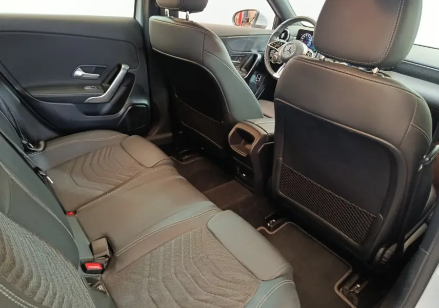 Vue intérieure arrière de la Mercedes Classe A 250 e Business Line 2023, sièges en cuir noir et détails modernes.